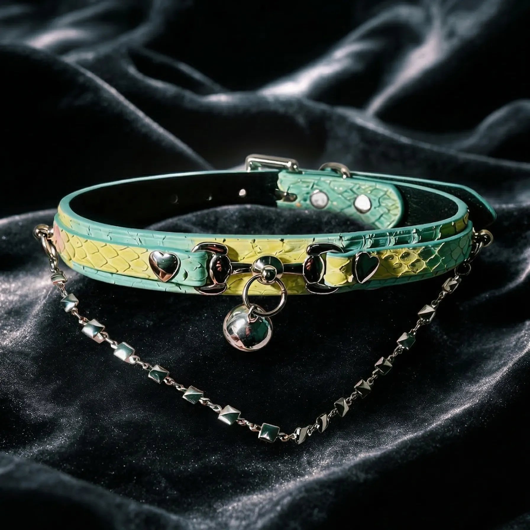 Lime Vice heart chain leather collar front view with dual-tone embossed leather and bell detail